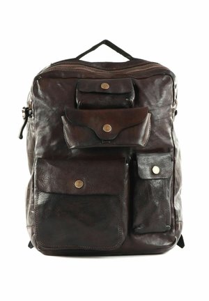 Zaino in pelle marrone con multiple tasche frontali, chiusura con zip e manico superiore. Presenta dettagli con bottoni in ottone e una finitura testurizzata.