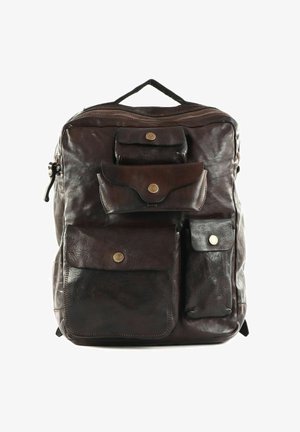 Mochila de cuero marrón con múltiples bolsillos frontales, cierre de cremallera y un asa superior. Presenta acentos de botones de latón y un acabado texturizado.