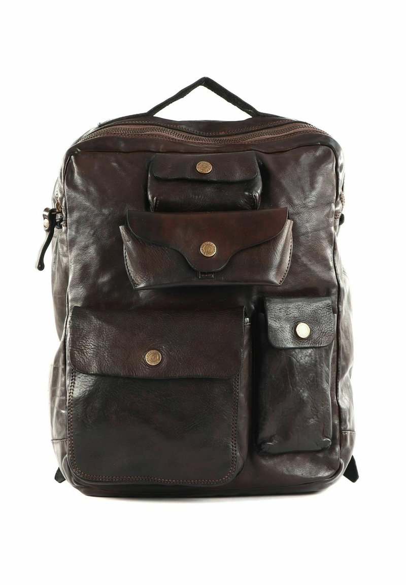 Zaino in pelle marrone con multiple tasche frontali, chiusura con zip e manico superiore. Presenta dettagli con bottoni in ottone e una finitura testurizzata.