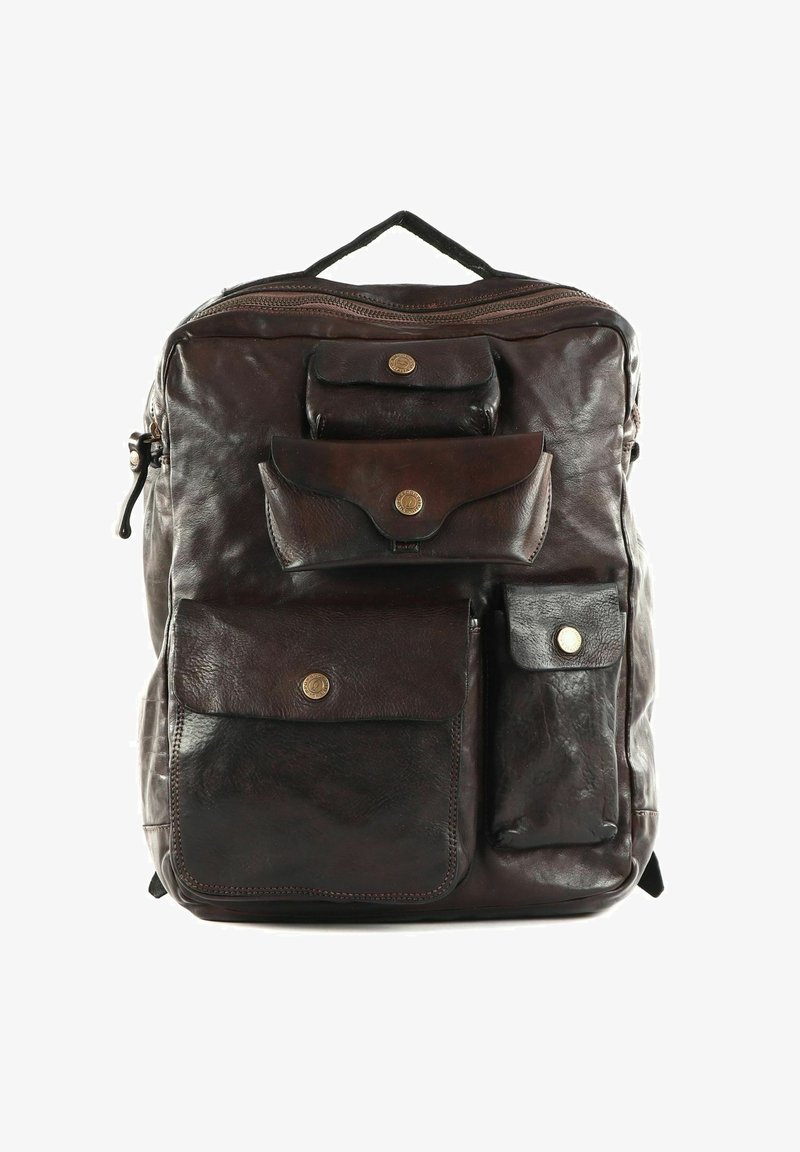 Mochila de cuero marrón con múltiples bolsillos frontales, cierre de cremallera y un asa superior. Presenta acentos de botones de latón y un acabado texturizado.