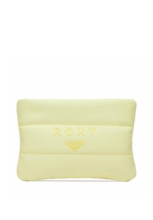 Lichtgele rechthoekige etui met "ROXY" en logo geperst op de voorkant, gemaakt van zacht doorgestikt materiaal.