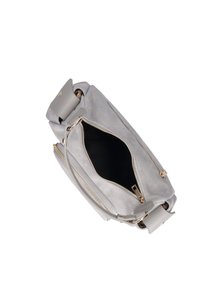 Borsa in pelle scamosciata grigia con hardware dorato, doppi scomparti con zip e una breve maniglia in pelle. L'interno è nero.
