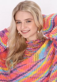 Pulover tricotat multicolor cu dungi vibrante în roz, mov, albastru și galben; caracteristici notabile includ un guler înalt și mâneci largi.