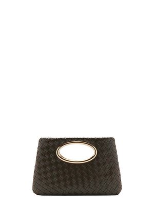 Sac à main tissé noir avec poignée ovale en métal doré, forme rectangulaire aux côtés légèrement inclinés, sur fond blanc.