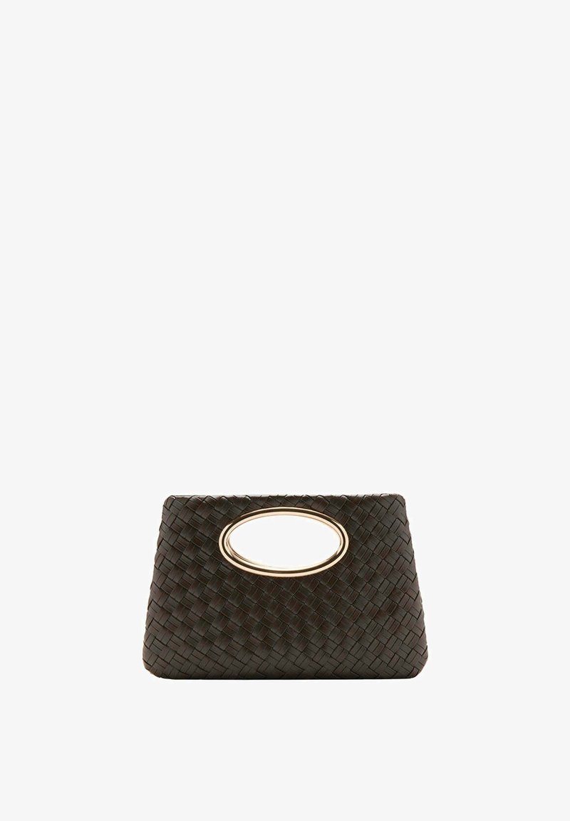 Sac à main tissé noir avec poignée ovale en métal doré, forme rectangulaire aux côtés légèrement inclinés, sur fond blanc.