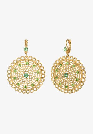 Goldfarbene Filigranohrringe mit aufwändigem Spitzenmuster, verziert mit grünen Edelsteinen, kreisförmig mit gewellten Kanten.