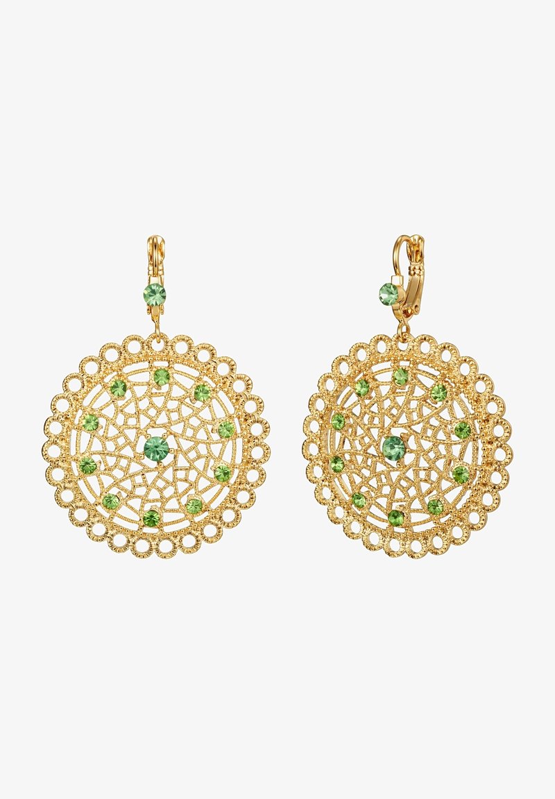 Auksinės spalvos filigraniniai auskarai, turintys sudėtingą nėrinių dizainą, puoštus žaliais akmenimis, apvalios formos su banguotais kraštais.