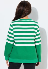 Groen-wit gestreepte longsleeve met ronde hals en een losse pasvorm; heeft een effen groene onderkant en geribbelde manchetten.