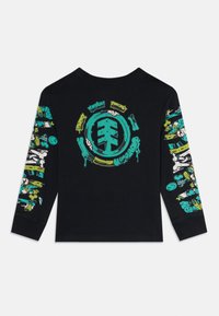 Camisa negra de manga larga con un emblema circular de estilo graffiti en teal y amarillo en la parte posterior y arte abstracto a juego a lo largo de las mangas.
