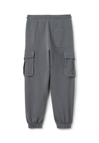 Pantalones cargo de algodón grises con una cinturilla elástica, dos bolsillos laterales para carga y un bolsillo trasero tipo parche, con un diseño de pierna ajustada.