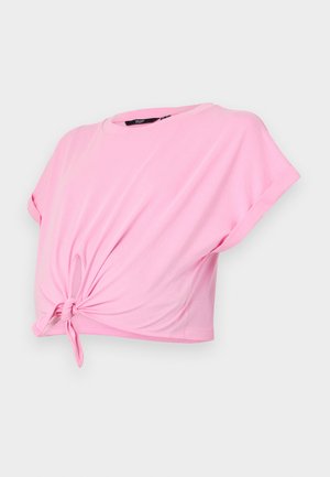 Rosa kortermet t-skjorte laget av mykt stoff, med korte ermer og en knute-detalj foran som gir en avslappet passform.