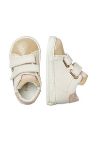 Scarpe per bambini bianche e beige con doppie cinghie a strappo e punta morbida e arrotondata, mostrate in vista dall'alto e di lato.