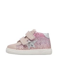 Zapatilla infantil rosa con lados cubiertos de purpurina, detalle de estrella plateada, puntera y correas beige, y suela de goma blanca, sobre fondo blanco.