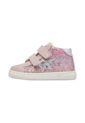 Sneaker per bambini rosa con lati ricoperti di glitter, dettaglio a stella argento, punta e cinghie beige, e suola in gomma bianca su sfondo bianco.