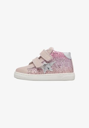 Zapatilla infantil rosa con lados cubiertos de purpurina, detalle de estrella plateada, puntera y correas beige, y suela de goma blanca, sobre fondo blanco.