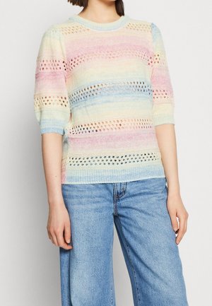 Gebreide trui in pastelkleurige strepen van roze, blauw, geel en wit, met opengewerkte patronen, korte pofmouwen en een ronde halslijn.