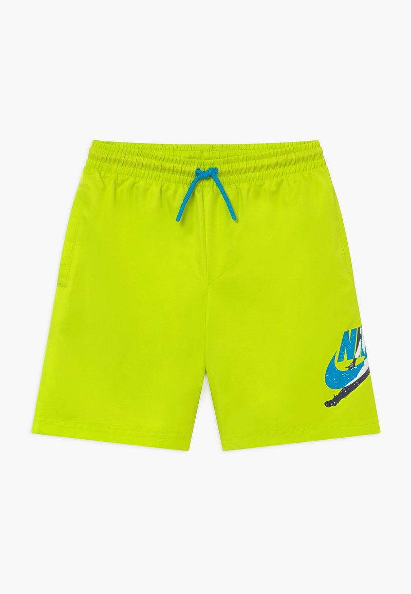 Bañador verde neón con cinturilla elástica y cordón azul. Presenta un logo de Nike impreso en azul y negro en la parte inferior derecha.