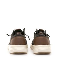 Zapatillas deportivas marrones y negras con un talón de cuero y cordones elásticos; cuentan con una entresuela blanca acolchada y un diseño superior texturizado.