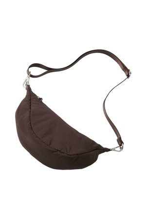 Tmavě hnědá ramenní taška ve tvaru půlměsíce s nastavitelným popruhem a stříbrnými kovovými sponami na bílém pozadí.