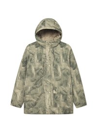 Chaqueta ligera con patrón en tonos verdes apagados. Cuenta con capucha, cierre frontal a presión y dos grandes bolsillos frontales. Textura suave.