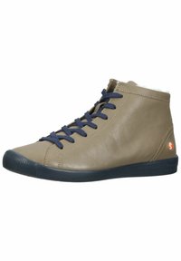 Baskets montantes en cuir marron clair avec des lacets bleu marine, semelle en caoutchouc et doublure en polaire près du col ; logo en accent sur le talon.