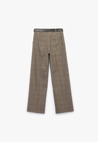 Bruine geruite broek met een wijd been ontwerp, voorzien van een gladde donkere tailleband en subtiel gestructureerde stof.