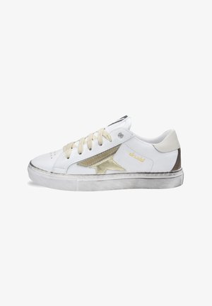 Zapatillas de cuero blancas con detalle de estrella dorada, acentos beige, punta redondeada, suela de goma texturizada y cordones de color claro. Apariencia ligeramente desgastada.