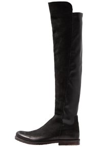 Botas negras por encima de la rodilla, hechas de cuero suave y gamuza blanda. Punta redondeada, tacón plano y un diseño sin costuras para una silueta elegante.
