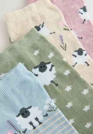 Neljä paria kuvioituja sukkia pastelliväreissä: siniset (raitoitettu lammas), vihreät (kukat lammas), vaaleanpunaiset (pilkut) ja kermanväriset (lammas).