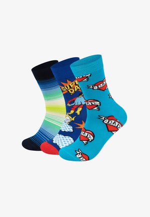 Drei Paar bunte Socken: dunkelblau, grün und blaue Streifen sowie leuchtend blau mit "Super Dad"-Grafik und Herzen. Aus Baumwollmischung.