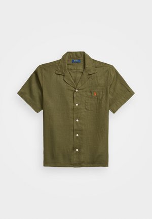 Chemise à manches courtes en lin de couleur olive, avec un col en V, une poche poitrine dotée d'un petit logo brodé et une fermeture à cinq boutons.