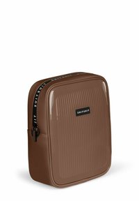 Braune Hard-Shell-Kosmetiktasche mit vertikaler Rippstruktur, Reißverschluss oben und Markenriemen. Kompaktes rechteckiges Design.