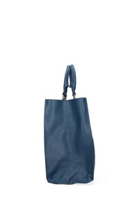 Sac fourre-tout en cuir bleu avec une finition texturée, présentant deux poignées supérieures et un design minimaliste, ouvert sur le dessus sans quincaillerie supplémentaire.