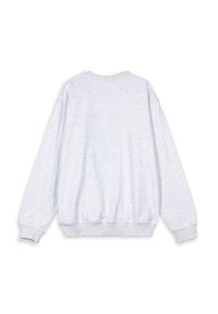 Sweatshirt gris avec une texture douce, des poignets côtelés et un ourlet inférieur. Il présente un col rond et des épaules tombantes, vu de dos.