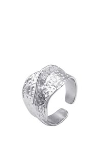 Anello a polsino in argento con un design testurizzato e ondulato. Presenta una superficie lucida e un retro leggermente aperto per una dimensione regolabile.