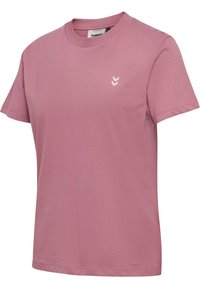 Kurzärmliges T-Shirt mit Rundhalsausschnitt aus hellrosa Baumwolle, mit einem kleinen, cremefarbenen Logo auf der oberen linken Brust. Glatte Textur.