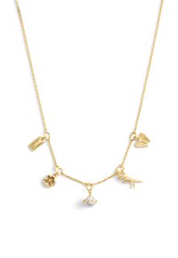 Guldtonet halskæde med charms: en dinosaur, blomst, mærke og perle, med teksturerede led og et delikat kæde-design.