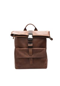 Brązowy plecak skórzany z designem roll-top, srebrnym zapięciem, przednią kieszenią oraz akcentami z materiału w paskach. Gładka faktura, minimalistyczny styl.