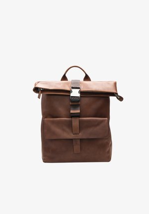 Mochila de cuero marrón con un diseño de parte superior enrollable, hebilla de plata, bolsillo frontal y detalles de tirantes de tela. Textura suave, estilo minimalista.