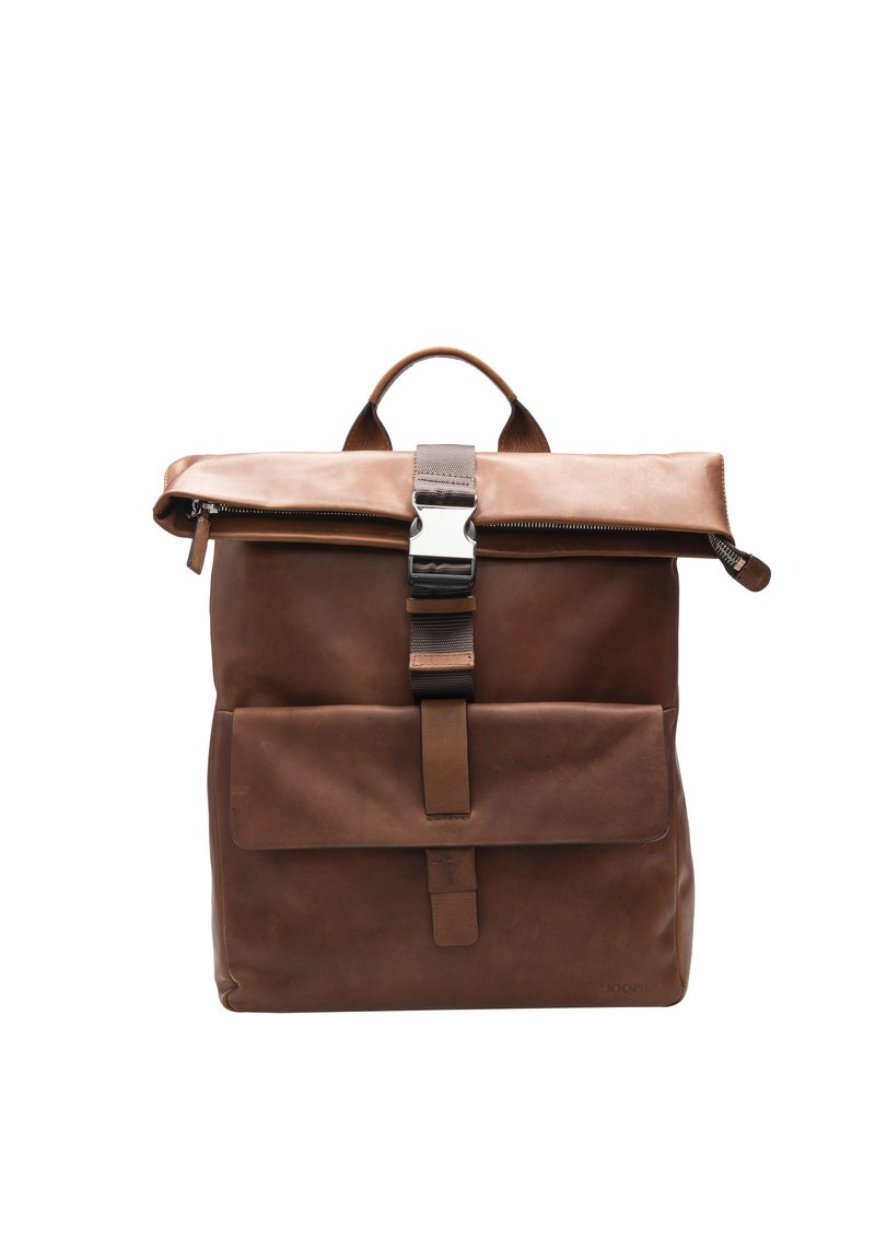 Brązowy plecak skórzany z designem roll-top, srebrnym zapięciem, przednią kieszenią oraz akcentami z materiału w paskach. Gładka faktura, minimalistyczny styl.