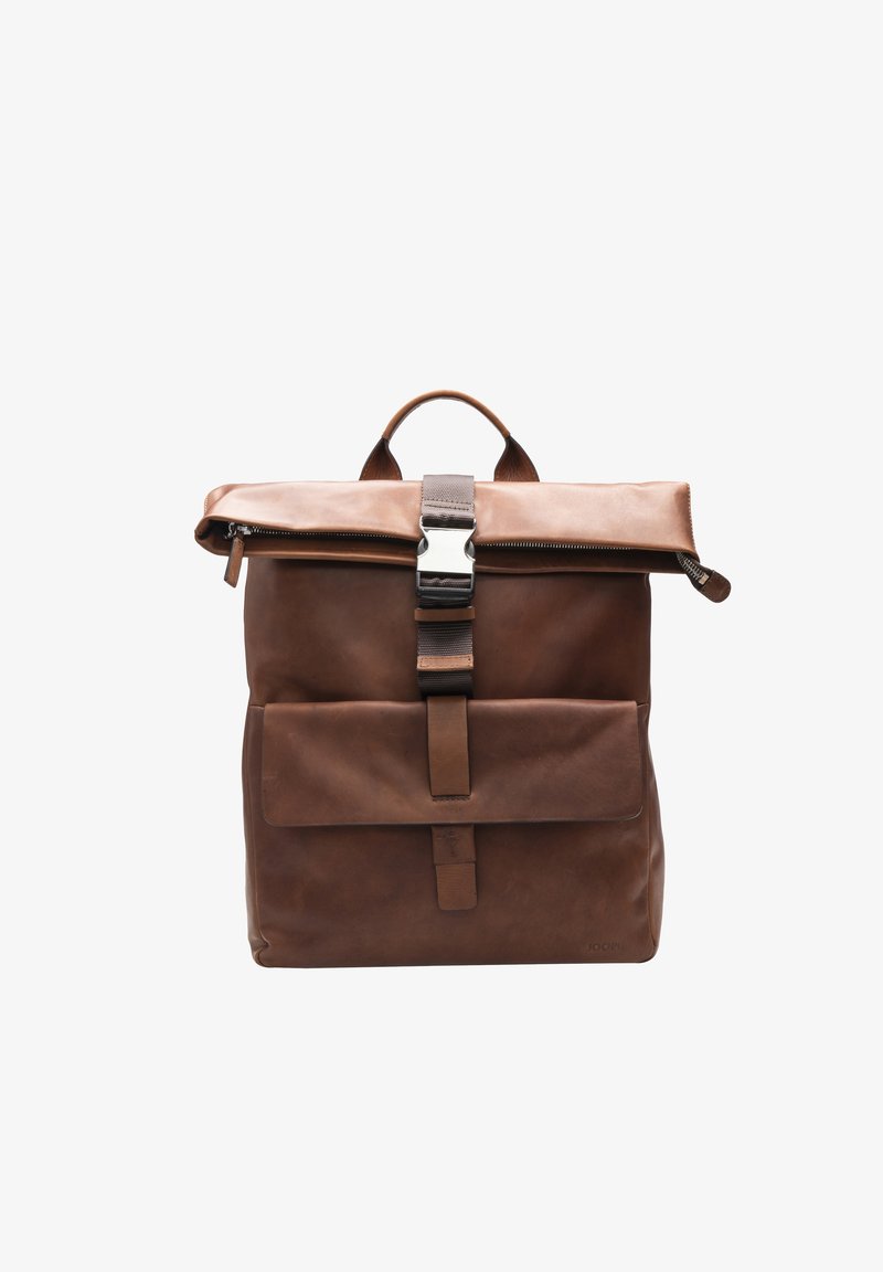 Brązowy plecak skórzany z designem roll-top, srebrnym zapięciem, przednią kieszenią oraz akcentami z materiału w paskach. Gładka faktura, minimalistyczny styl.