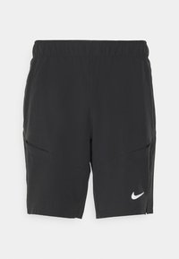 Pantalones cortos deportivos negros con cintura elástica, bolsillos laterales y logo de Nike en blanco en la pierna derecha delantera.