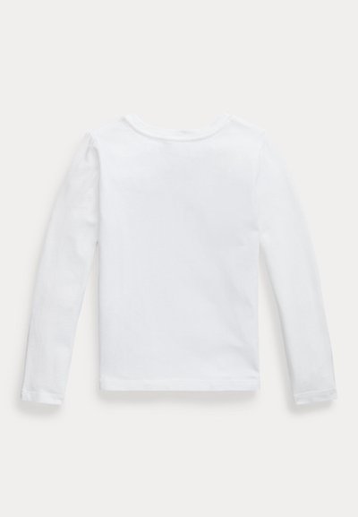 Effen wit shirt met lange mouwen, ronde hals, gladde stof, plat neergelegd met de achterkant naar voren op een neutrale achtergrond.