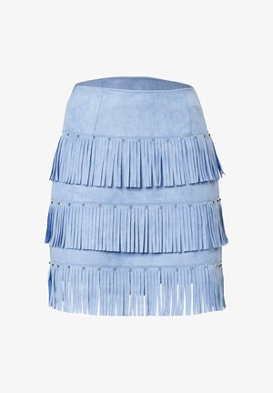 Lys blå ruskindsnederdel med flere lag af frynser og sølvnitter langs taljen for ekstra detalje og tekstur.