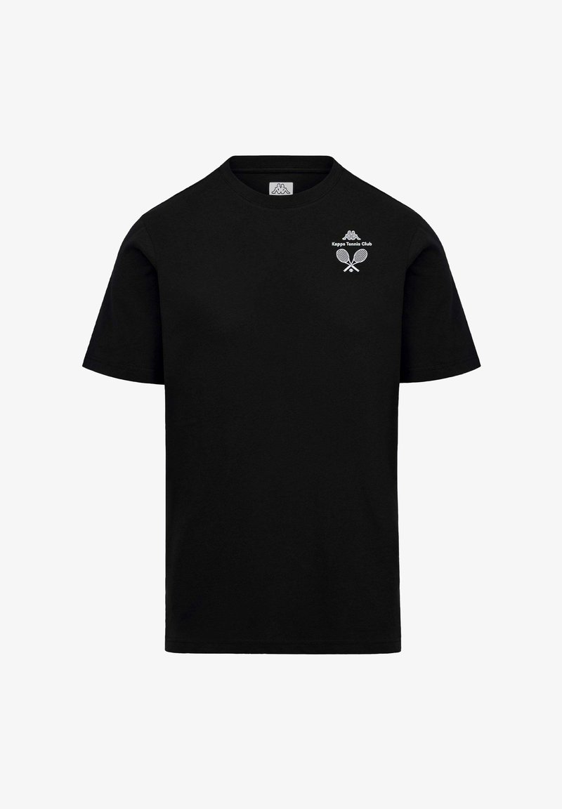 T-shirt noir à manches courtes avec de petites raquettes de tennis blanches croisées et le texte "Kappa Tennis Club" sur le côté gauche de la poitrine.