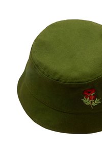 Zielony kapelusz bucket wykonany z teksturowanej tkaniny, z czerwonym haftowanym wzorem maku z boku, okrągłą koroną i szerokim, elastycznym rondem.