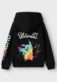 Felpa nera con cappuccio caratterizzata da una grande grafica colorata di Pikachu sul retro, contornata da fulmini e con il testo "Pokémon" sopra.