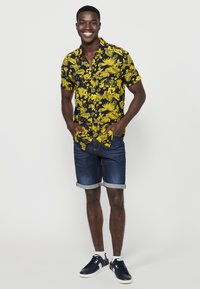 Koroshi SHORT SLEEVE - Ing - amarillo yellow