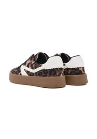 Sneaker con stampa leopardata, superiore in tessuto testurizzato, dettagli bianchi e suola in gomma robusta di colore marrone. Presenta un design a profilo basso.