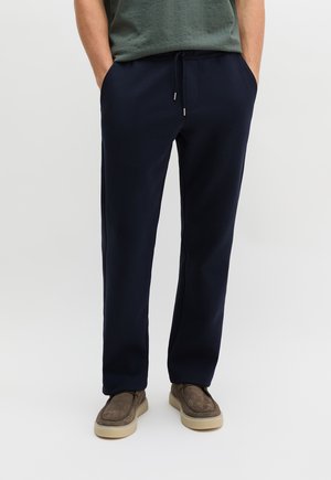 - Spodnie treningowe